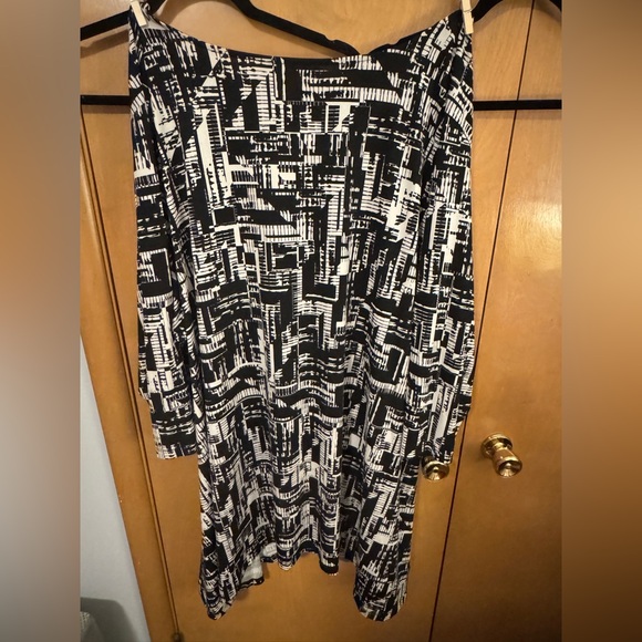 Avenue Monochrome Abstract Women's Tunic - Picture 3 of 3
